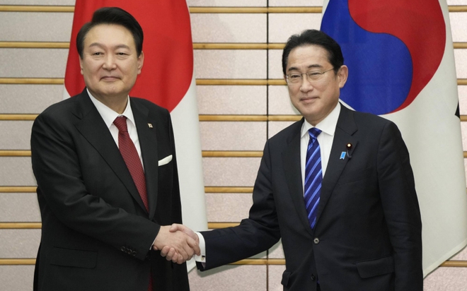 Tổng thống Hàn Quốc Yoon Suk-yeol (trái) và Thủ tướng Nhật Bản Fumio Kishida. Ảnh Reuters. 
