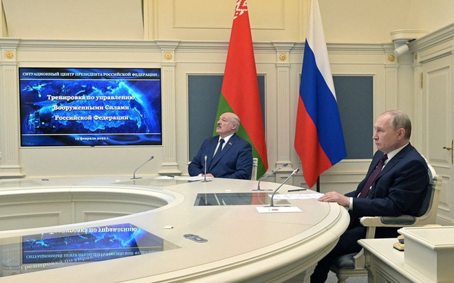 Tổng thống Nga Vladimir Putin (phải) và Tổng thống Belarus Alexander Lukashenko quan sát cuộc diễn tập phóng tên lửa đạn đạo tại Matxcơva ngày 19-2-2022 - Ảnh: REUTERS

