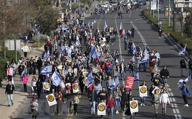 Người dân tham gia biểu tình phản đối kế hoạch cải cách tư pháp, tại Tel Aviv, Israel, ngày 20/2/2023. (Ảnh: AFP/ TTXVN)