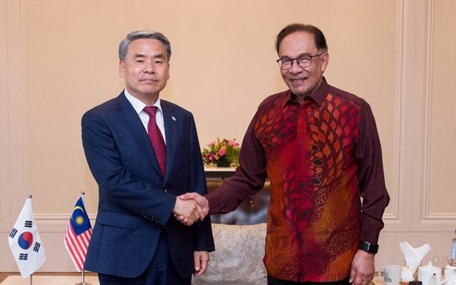 Bộ trưởng Quốc phòng Hàn Quốc Lee Jong-sup (trái) bắt tay Thủ tướng Malaysia Anwar Ibrahim trong cuộc gặp ở Langkawi, Malaysia ngày 24/5. (Nguồn: Yonhap)
