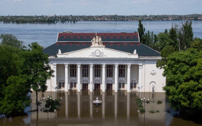 Một tòa nhà ở thành phố Kherson ở bờ tây sông Dnieper bị ngập lụt sau vụ vỡ đập Kakhovka. (Ảnh: RT) Một tòa nhà ở thành phố Kherson ở bờ tây sông Dnieper bị ngập lụt sau vụ vỡ đập Kakhovka. (Ảnh: RT)