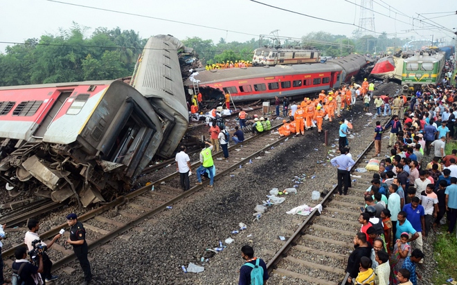 Công tác cứu hộ tại hiện trường vụ tai nạn giữa 3 đoàn tàu hỏa tại bang Odisha ngày 3/6 (ANI).

