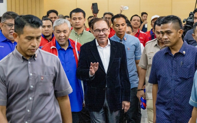Thủ tướng Anwar Ibrahim (giữa) tới xem kết quả bầu cử sáu bang vào tối muộn 12/8 tại Trung tâm Thương mại Thế giới ở Kuala Lumpur, Malaysia. (Ảnh: Firdaus Latif/malaymail.com)
Thủ tướng Anwar Ibrahim (giữa) tới xem kết quả bầu cử sáu bang vào tối muộn 12/8 tại Trung tâm Thương mại Thế giới ở Kuala Lumpur, Malaysia. (Ảnh: Firdaus Latif/malaymail.com)