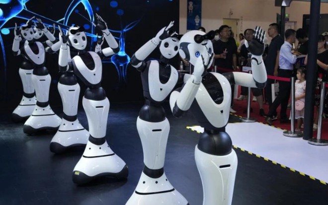 Robot biểu diễn trên sân khấu - Ảnh: AP
Robot biểu diễn trên sân khấu - Ảnh: AP