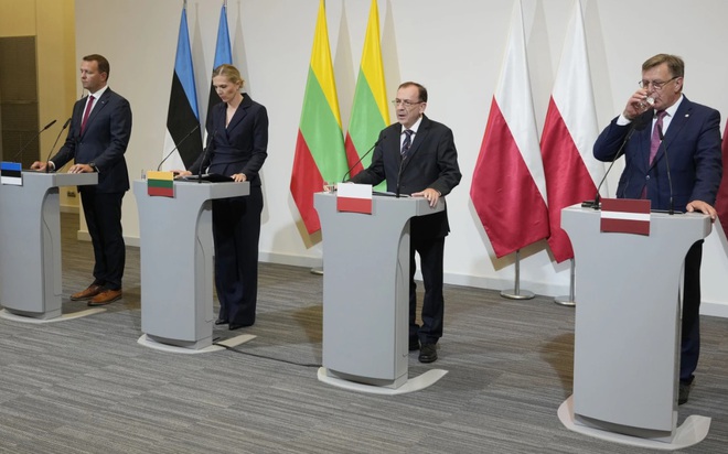 Bộ trưởng Nội vụ các nước Ba Lan và vùng Baltic tại cuộc họp báo chung ở Warsaw, Ba Lan ngày 28/8. Ảnh: AP
