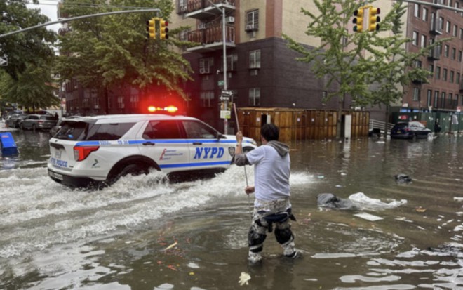 Một người thông cống thoát nước lũ ở quận Brooklyn của New York vào ngày 29/9. (Ảnh: AP) Một người thông cống thoát nước lũ ở quận Brooklyn của New York vào ngày 29/9. (Ảnh: AP)