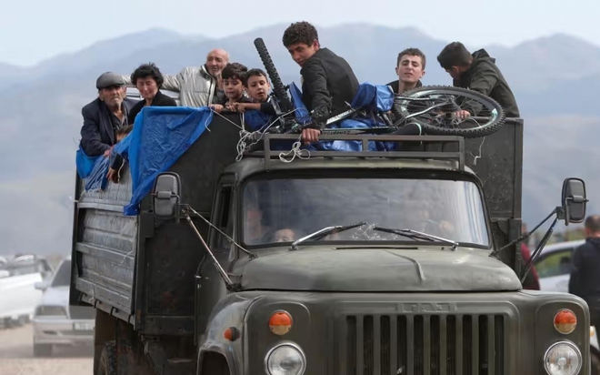 Người dân Armenia rời khỏi Nagorno-Karabakh. Ảnh: AP
Người dân Armenia rời khỏi Nagorno-Karabakh. Ảnh: AP