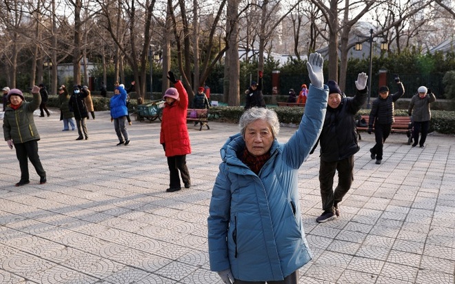Người cao tuổi tập thể dục tại một công viên ở Bắc Kinh, ngày 16/1. Ảnh: Reuters

