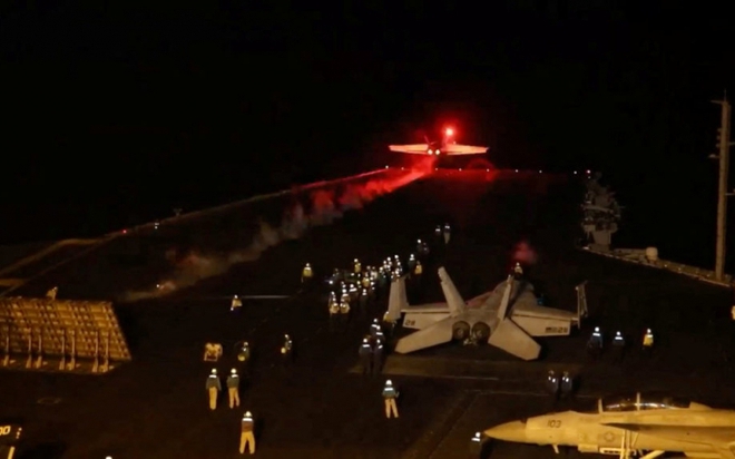 Tiêm kích Mỹ xuất kích từ tàu sân bay để tập kích Houthi. Ảnh:CBSNews
