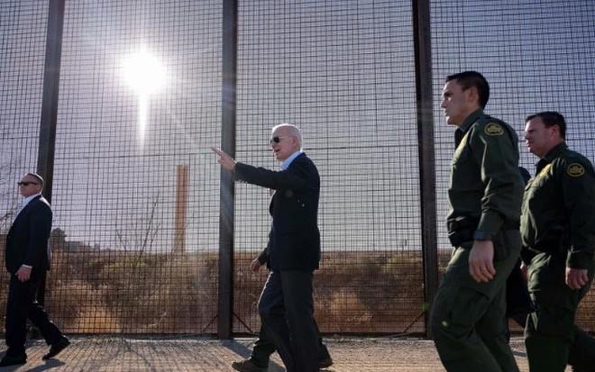 Tổng thống Joe Biden đến thăm khu vực biên giới Mỹ-Mexico ở El Paso, Texas hồi tháng 01/2023.
