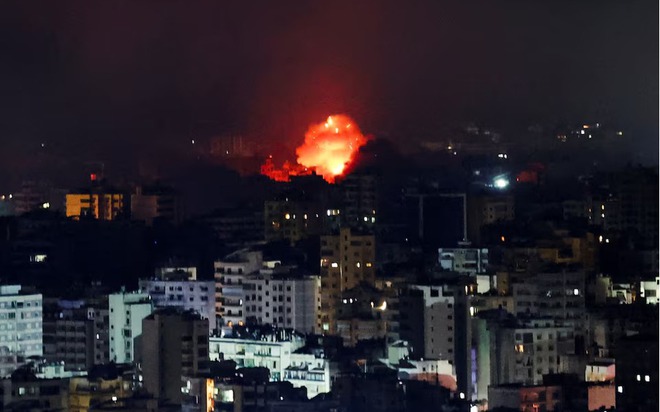 Lửa và khói bốc lên trên vùng ngoại ô phía nam Beirut sau một cuộc không kích, trong bối cảnh giao tranh đang diễn ra giữa Hezbollah và lực lượng Israel, nhìn từ Sin El Fil, Lebanon, ngày 3 tháng 10 năm 2024. Ảnh: REUTERS/Amr Abdallah Dalsh

