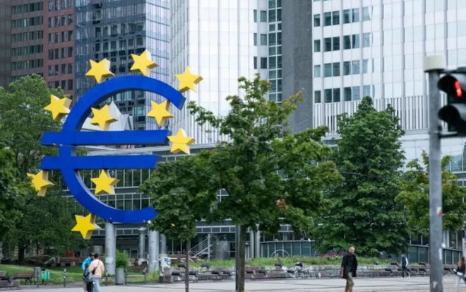 Biểu tượng đồng Euro tại Frankfurt, Đức. (Ảnh: Xinhua)
Biểu tượng đồng Euro tại Frankfurt, Đức. (Ảnh: Xinhua)
