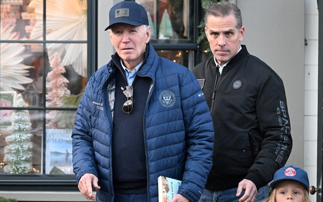 Tổng thống Mỹ Joe Biden cùng với Hunter Biden bước ra khỏi một hiệu sách ở trung tâm Nantucket, bang Massachusetts, Mỹ hôm 29-11 - Ảnh: REUTERS

