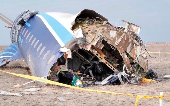 Xác máy bay Embraer 190 của hãng hàng không Azerbaijan nằm trên mặt đất gần sân bay Aktau, Kazakhstan, ngày 25/12/2024. (Ảnh: AP)

