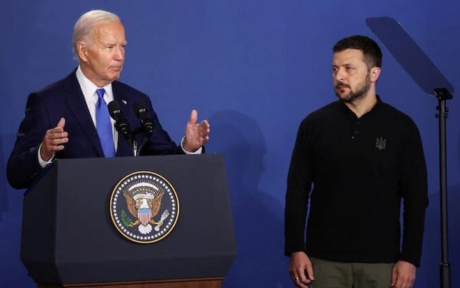 Tổng thống Ukraine Volodymyr Zelenskiy lắng nghe Tổng thống Mỹ Joe Biden phát biểu tại một cuộc họp bên lề hội nghị thượng đỉnh kỷ niệm 75 năm thành lập NATO tại Washington, Mỹ ngày 11/7 (Ảnh: Reuters).

