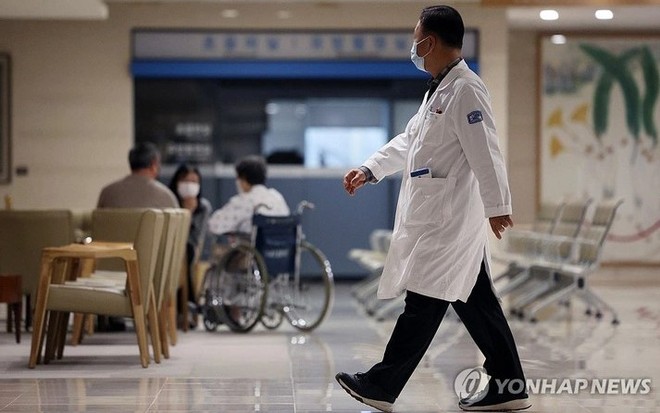 Các phòng cấp cứu quá tải, bệnh nhân bị dời lịch phẫu thuật vì hàng nghìn bác sĩ đình công để phản đối kế hoạch tăng chỉ tiêu tuyển sinh đầu vào trường y tại Hàn Quốc - Ảnh: YONHAP

