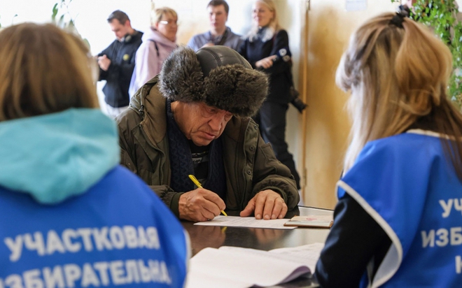 Một người đàn ông tham gia bỏ phiếu tại điểm bầu cử ở vùng Siberia. Ảnh: TASS
