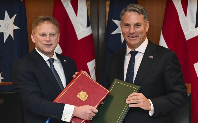 Phó Thủ tướng, Bộ trưởng Quốc phòng Australia Richard Marles (phải) và Bộ trưởng Quốc phòng Anh Grant Shapp (trái) sau khi ký thỏa thuận hợp tác mới. Nguồn Martin Ollman