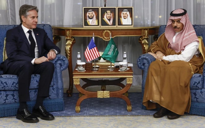 Ngoại trưởng Mỹ Antony Blinken và Hoàng tử Faisal bin Farhan của Arab Saudi. Ảnh AP. 