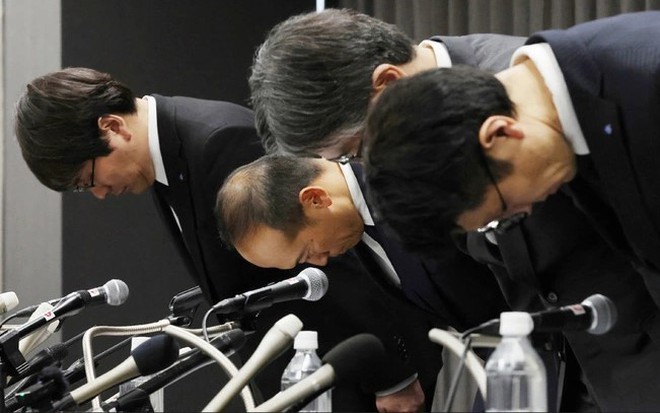 Ban lãnh đạo Kobayashi Pharmaceutical cúi đầu trong buổi họp báo ở Osaka vào ngày 28-3 - Nguồn: AFP