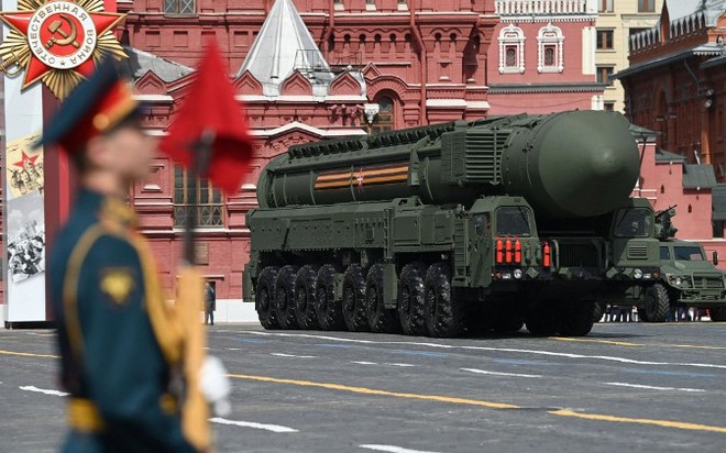 Một tổ hợp tên lửa liên lục địa của Nga tham gia duyệt binh năm 2022 (Ảnh: AFP).
Một tổ hợp tên lửa liên lục địa của Nga tham gia duyệt binh năm 2022 (Ảnh: AFP).