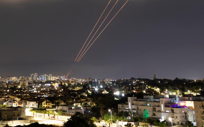 Tên lửa được phóng đi từ Iran vào lãnh thổ Israel ngày 14-4. Ảnh: AFP 

