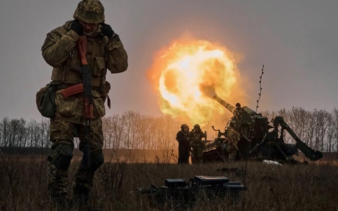Binh sĩ Ukraine đang khai hỏa gần Bakhmut, thuộc vùng Donetsk. (Ảnh: AP)