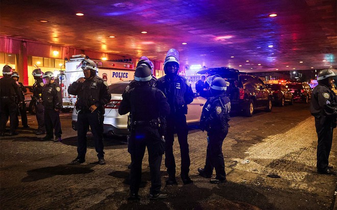 Cảnh sát New York đứng gác trên những con đường xung quanh Đại học Columbia. Ảnh: Reuters
