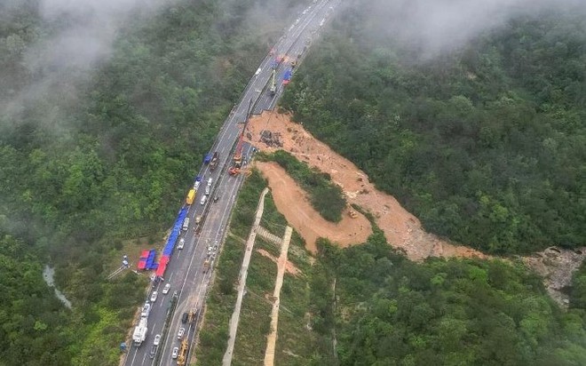 Một đoạn đường cao tốc ở Mai Châu, Quảng Đông, Trung Quốc bị sập hôm 1/5 (Ảnh: AFP).


