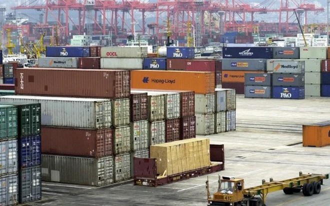 Container hàng hóa chờ bốc dỡ tại cảng Busan, Hàn Quốc. (Ảnh: AFP/TTXVN)
