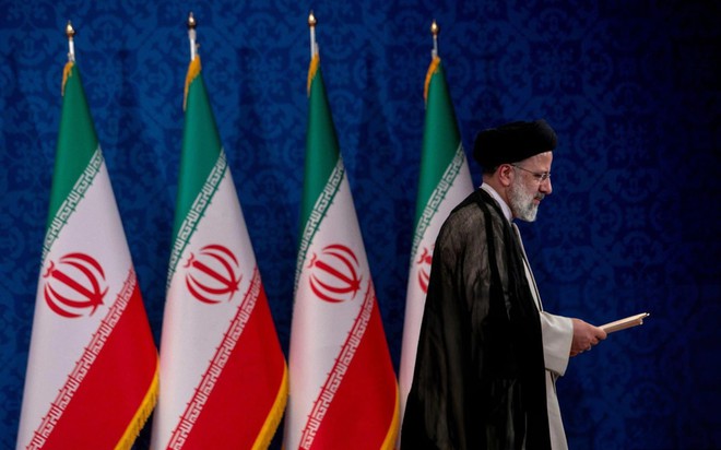 Ông Raisi rời khỏi một cuộc họp báo tháng 6-2021 sau khi đắc cử tổng thống Iran - Ảnh: GETTY

