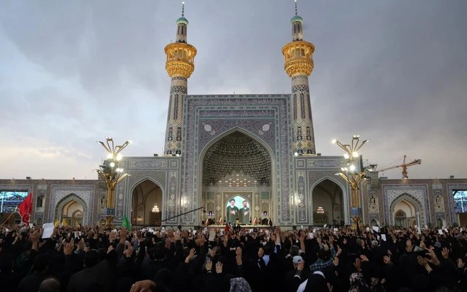 Hàng ngàn người dự lễ an táng Tổng thống Iran Ebrahim Raisi tại TP Mashhad (Iran) ngày 23-5. Ảnh: EPA-EFE

