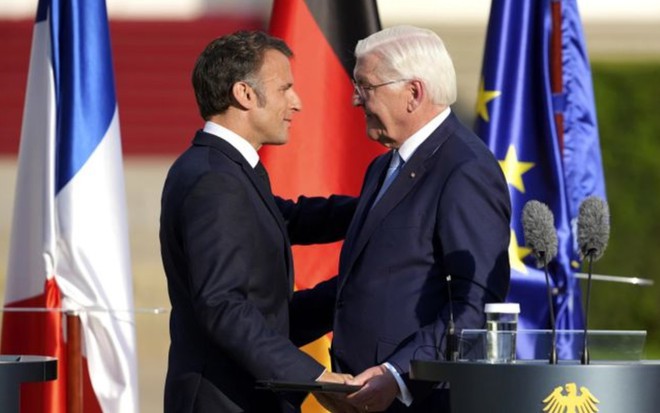 ổng thống Đức Frank-Walter Steinmeier và Tổng thống Pháp Emmanuel Macron (trái) tại buổi họp báo ở Berlin, hôm 26/5 (Ảnh: AP)