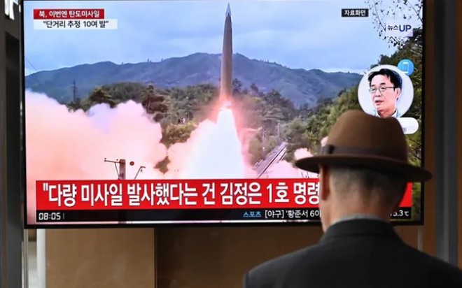 Người dân tại Seoul, Hàn Quốc theo dõi bản tin truyền hình về vụ phóng tên lửa của Triều Tiên ngày 30/5/2024 (Ảnh: AFP)