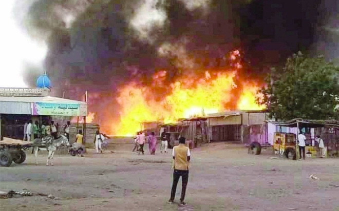 Hỏa hoạn do xung đột tại một khu chợ ở Al-Fashir, Sudan. Ảnh: AFP
