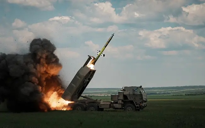 Ukraine khai hỏa hệ thống HIMARS ở Bakhmut, Donetsk, ngày 18/5/2023. Ảnh: Getty

