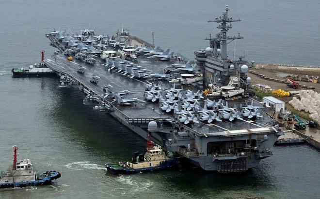 Tàu sân bay USS Theodore Roosevelt của Hải quân Mỹ đã đến Căn cứ Hải quân Busan (Hàn Quốc) sáng 22-6. Ảnh: REUTERS
