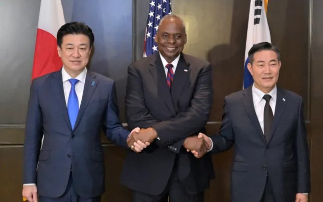 Bộ trưởng Quốc phòng Nhật Bản Kihara Minoru (trái) cùng những người đồng cấp Mỹ Lloyd Austin (giữa) và Hàn Quốc Shin Won-sik tại cuộc gặp bên lề Đối thoại Shangri-La ở Singapore, ngày 2/6/2024. (Ảnh: AFP)
