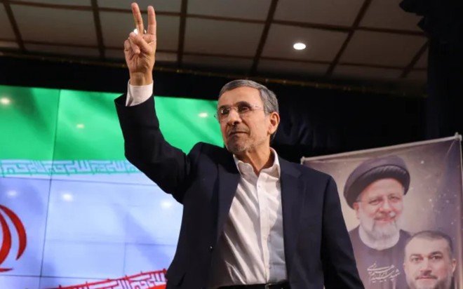 Cựu Tổng thống Iran Mahmoud Ahmadinejad sau khi đăng ký tham gia tranh cử bầu cử Tổng thống Iran tại Tehran, ngày 2/6. (Ảnh: AFP)