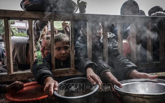 Trẻ em chờ nhận thực phẩm cứu trợ tại thành phố Rafah, Dải Gaza ngày 19/2/2024. (Ảnh: AFP/TTXVN)
Trẻ em chờ nhận thực phẩm cứu trợ tại thành phố Rafah, Dải Gaza ngày 19/2/2024. (Ảnh: AFP/TTXVN)