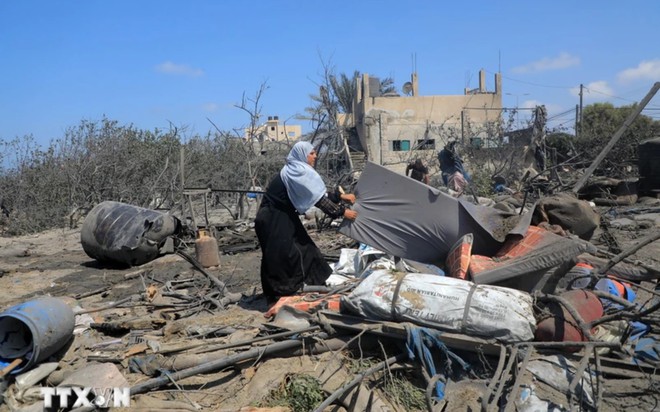 Cảnh đổ nát sau vụ không kích của Israel xuống khu vực Mawasi ở thành phố Khan Younis, phía Nam Dải Gaza ngày 13/7/2024.