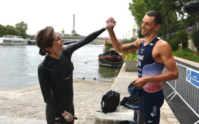 Bộ trưởng Thể thao Pháp Amelie Oudea-Castera (trái) và vận động viên khuyết tật 3 môn phối hợp Alexis Hanquinquant. (Nguồn: AP)

