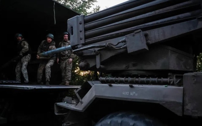 Quân nhân Ukraine thuộc Lữ đoàn cơ giới riêng biệt số 110 Marko Bezruchko nạp đạn vào hệ thống phóng tên lửa đa nòng khi chuẩn bị bắn về phía quân đội Nga gần tiền tuyến ở Donetsk, tháng 7/2024. (Nguồn: Reuters)
