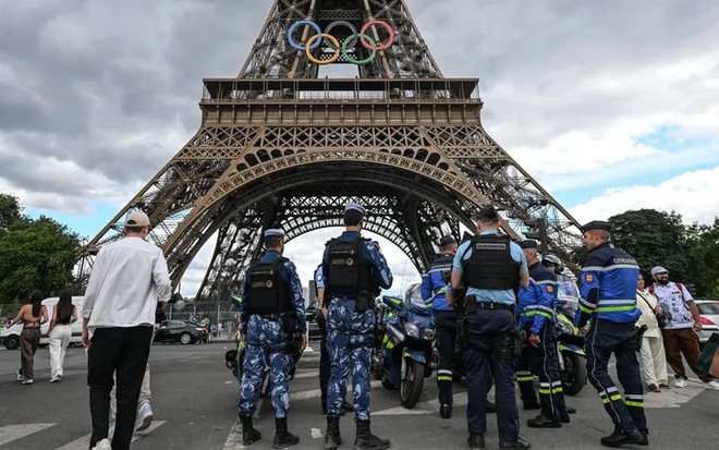 Trong suốt thời gian diễn ra Thế vận hội Olympic, Pháp sẽ duy trì 35.000 cảnh sát và hiến binh cùng 18.000 binh sĩ quân đội mỗi ngày. Ảnh: La Croix