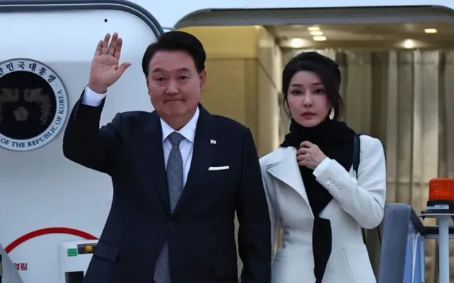 Tổng thống Hàn Quốc Yoon Suk-yeol và Đệ nhất phu nhân Kim Keon-hee tại sân bay Anh hồi tháng 11/2023 (Ảnh: AFP)