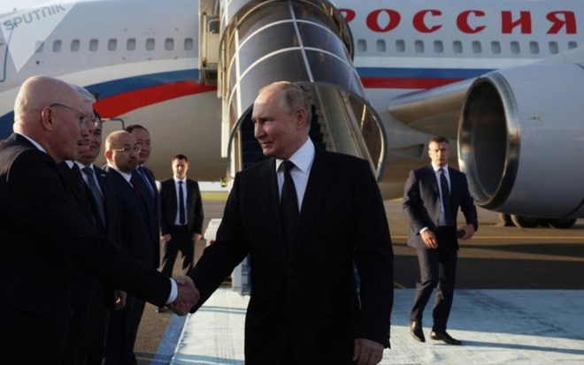 Ông Putin tới thủ đô Astana của Kazakhstan để tham dự hội nghị thượng đỉnh SCO, ngày 3/7 - Ảnh: SPUTNIK
