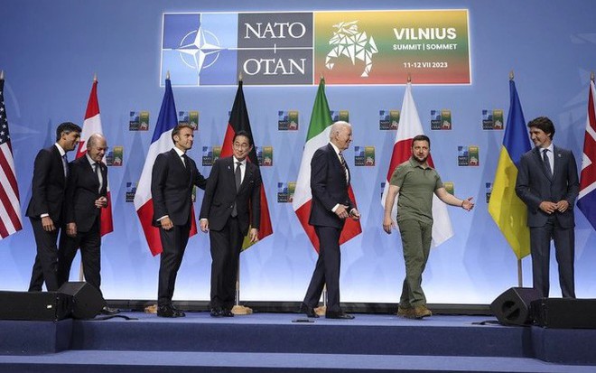 Tổng thống Ukraine Volodymyr Zelensky và các quan chức tại hội nghị thượng đỉnh NATO ở Lithuania năm 2023 (Ảnh: Reuters).

