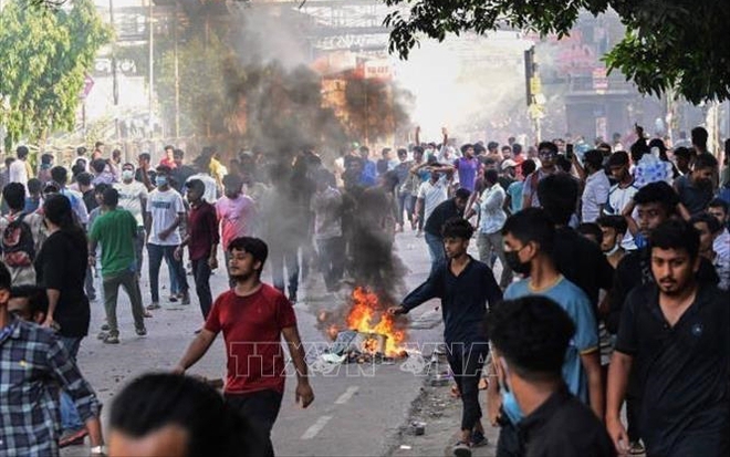 Người dân tham gia biểu tình phản đối chế độ hạn ngạch việc làm nhà nước, tại Dhaka, Bangladesh, ngày 18-7-2024. 
