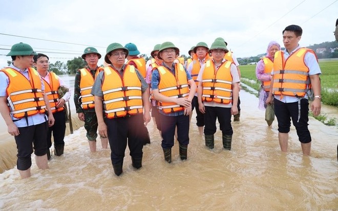 Thủ tướng Phạm Minh Chính đi thị sát tình hình, kiểm tra, chỉ đạo công tác ứng phó mưa lũ, thiên tai, cứu hộ, cứu nạn tại tỉnh Bắc Giang - một trong những địa phương đang chịu ảnh hưởng nặng nề bởi mưa lũ, thiên tai. Ảnh: https://baochinhphu.vn/
