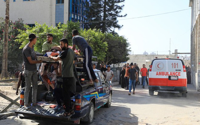 Thi thể người thiệt mạng trong cuộc tấn công của Israel vào ngôi nhà ở Gaza City được chuyển đến bệnh viện ngày 12/9. Ảnh: AFP

